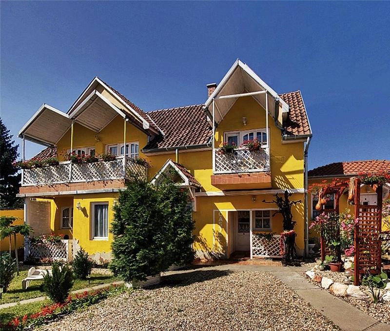 Castello Vendeg Es Apartmanhaz Έγκερ Εξωτερικό φωτογραφία